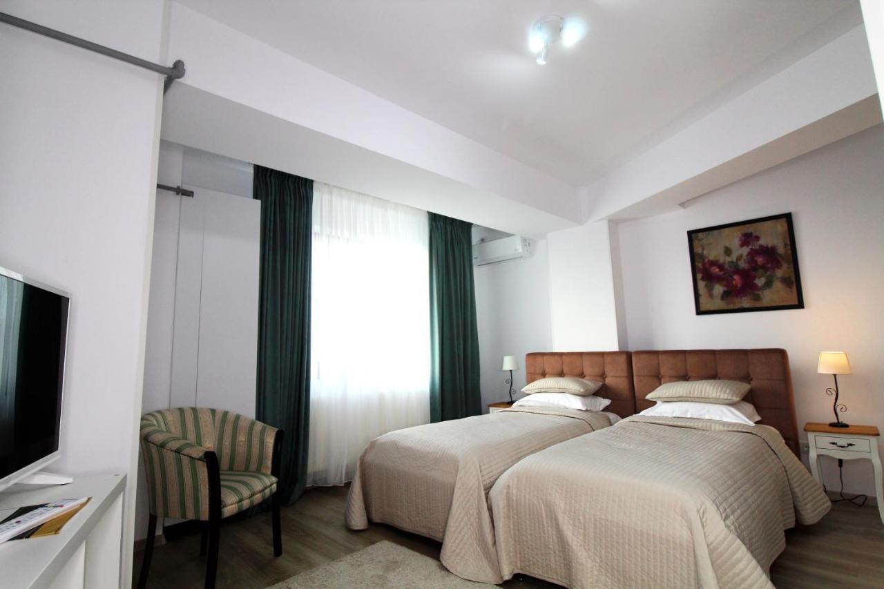 Hotel La Casa Centrale Bukares Bagian luar foto