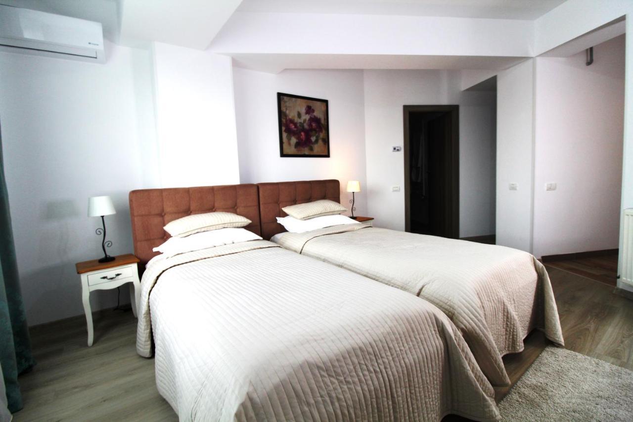 Hotel La Casa Centrale Bukares Bagian luar foto